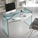 Как выбрать стеклянный стол для офиса?