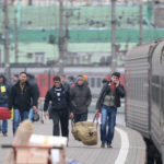 Мигрантов будут возить  на стройки на чартерных поездах