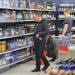 «Мужиков меньше стало»: почему россияне реже пьют водку