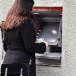 Россияне стали вдвое активнее снимать наличные в банкоматах бесконтактно