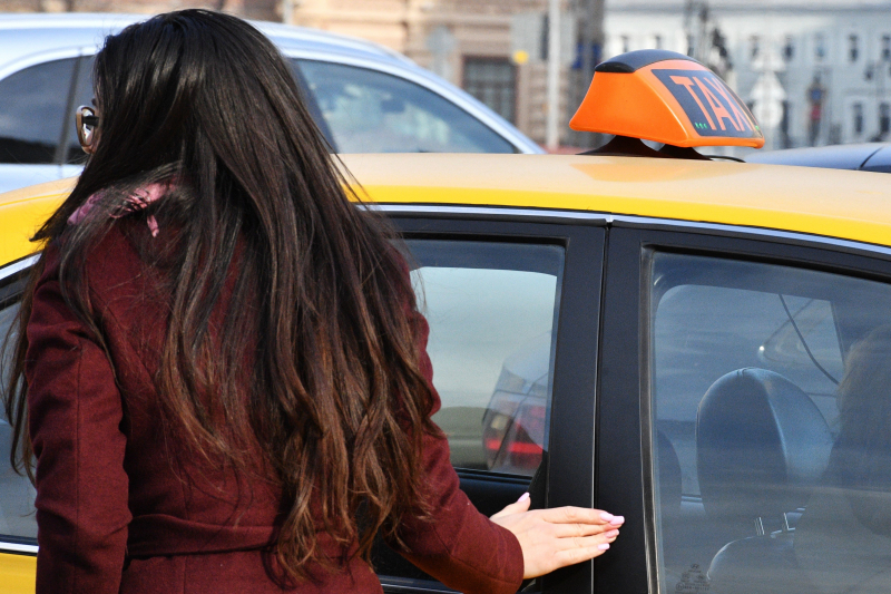 В России могут ввести штраф за передачу заказов нелегальным такси