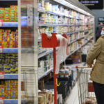 Эксперты рассказали, за какими товарами россияне ходят в магазины