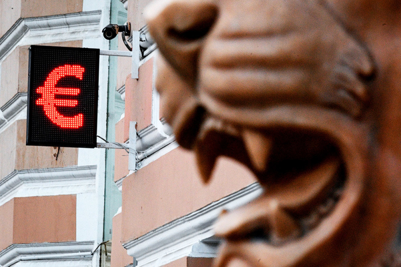 Курс евро на бирже превысил 89 рублей, доллар - 79 рублей