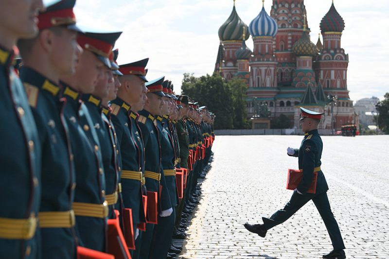 Более трети россиян мечтают о военной карьере