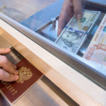 ЦБ разрешил банкам с 18 апреля продавать наличную валюту гражданам