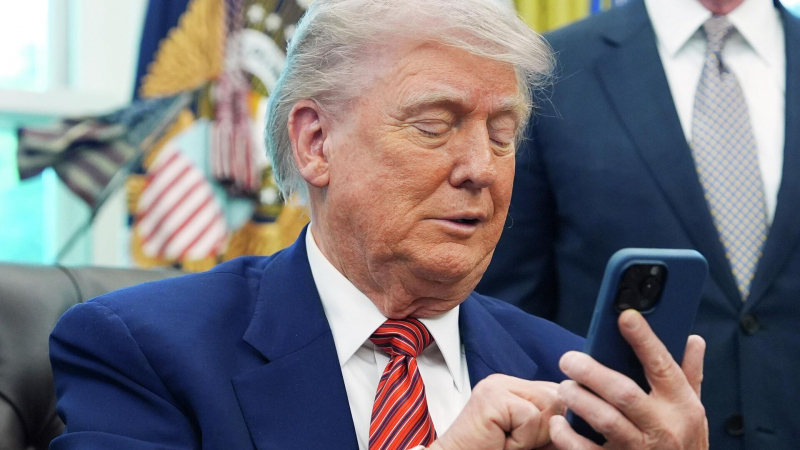 СМИ: Трамп общается по личному смартфону, несмотря на угрозы безопасности