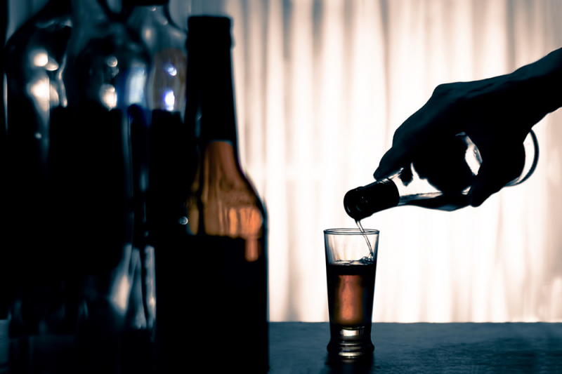 Эксперт предложил способ борьбы со смертельным суррогатным алкоголем