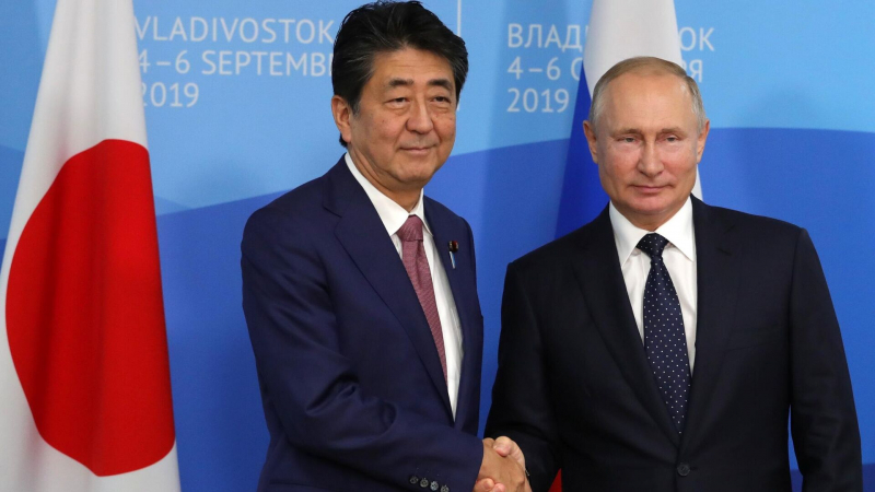 Путин и Абэ хотели развивать отношения Москвы и Токио, заявили в Японии