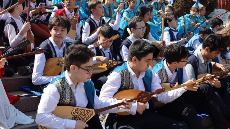 Тысячи юных домбристов одновременно сыграли кюи к Наурызу в городах Казахстана 