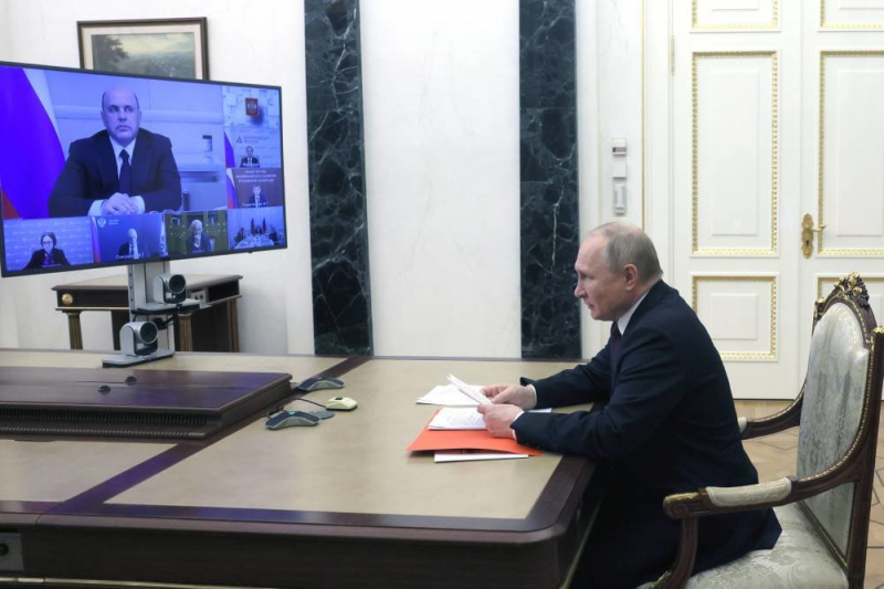 Владимир Путин обсудил меры поддержки граждан и отраслей